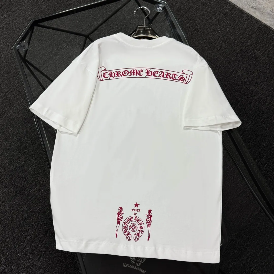 P170 Chrome Hearts Chrome Hearts 25 high version. The fabric is made of 300 grams of high-density pure cotton. It does not deform or shrink. It has three labels. It is the same style for men and women. Technology: suede foam printing. Color: white, black. SIZE: S-XL.